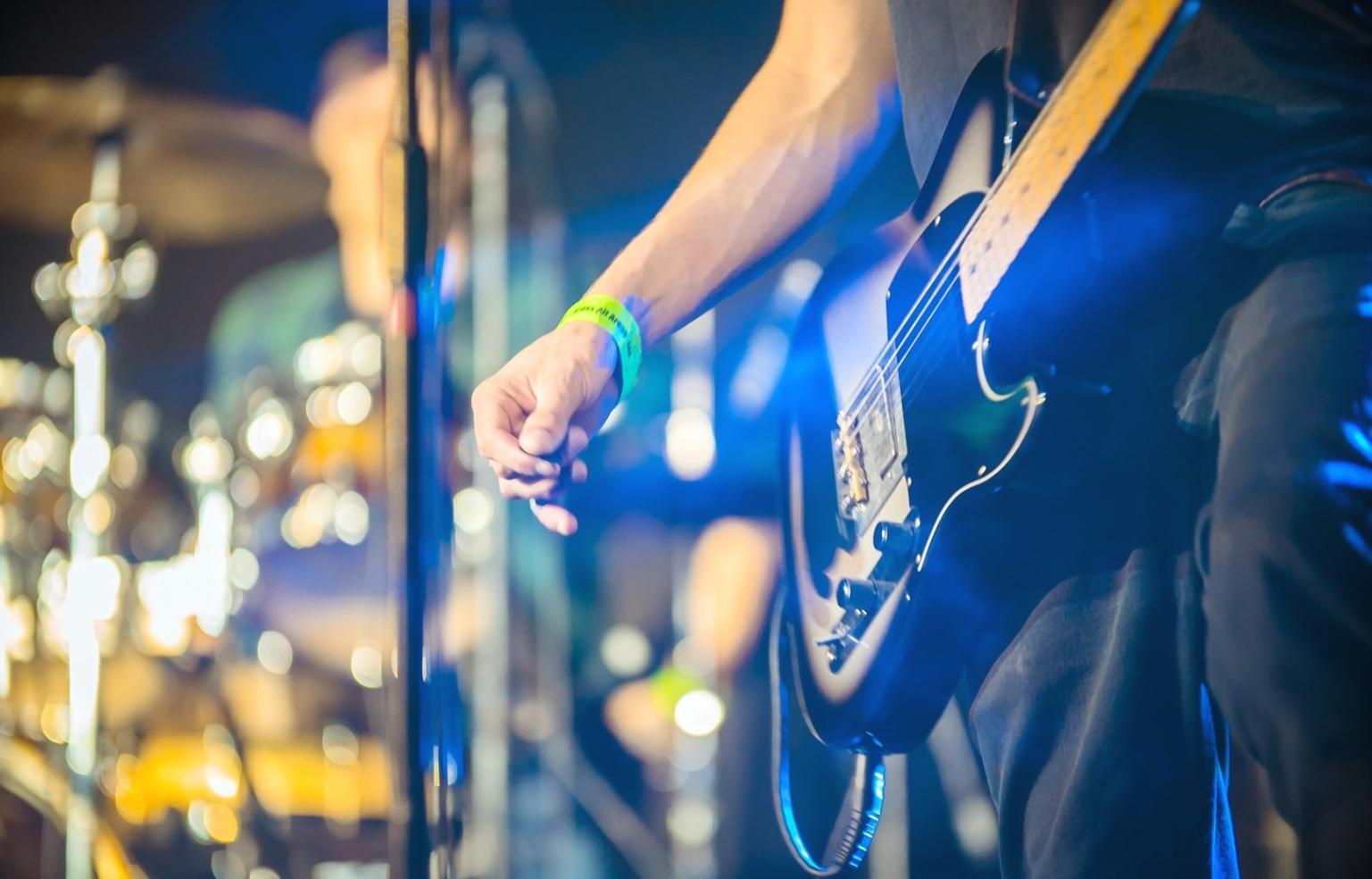 Професійна студія звукозапису з обладнанням для живого зведення